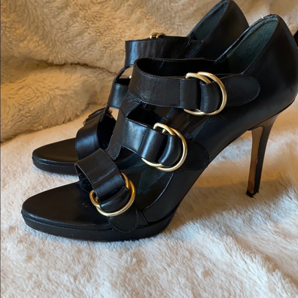 Platform sexy black sandals with classy gold clips